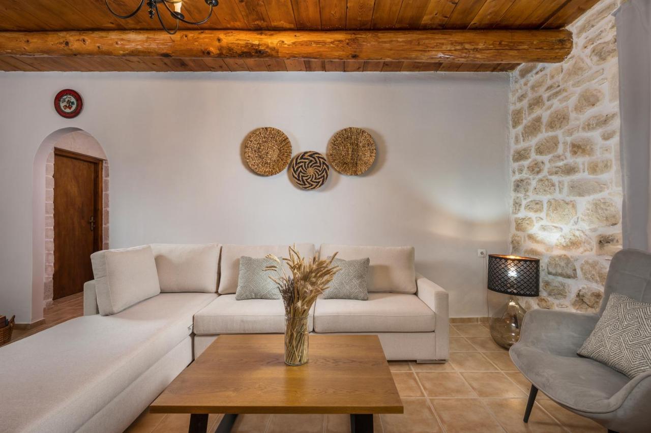 Kontis Village Filippos Bilik gambar